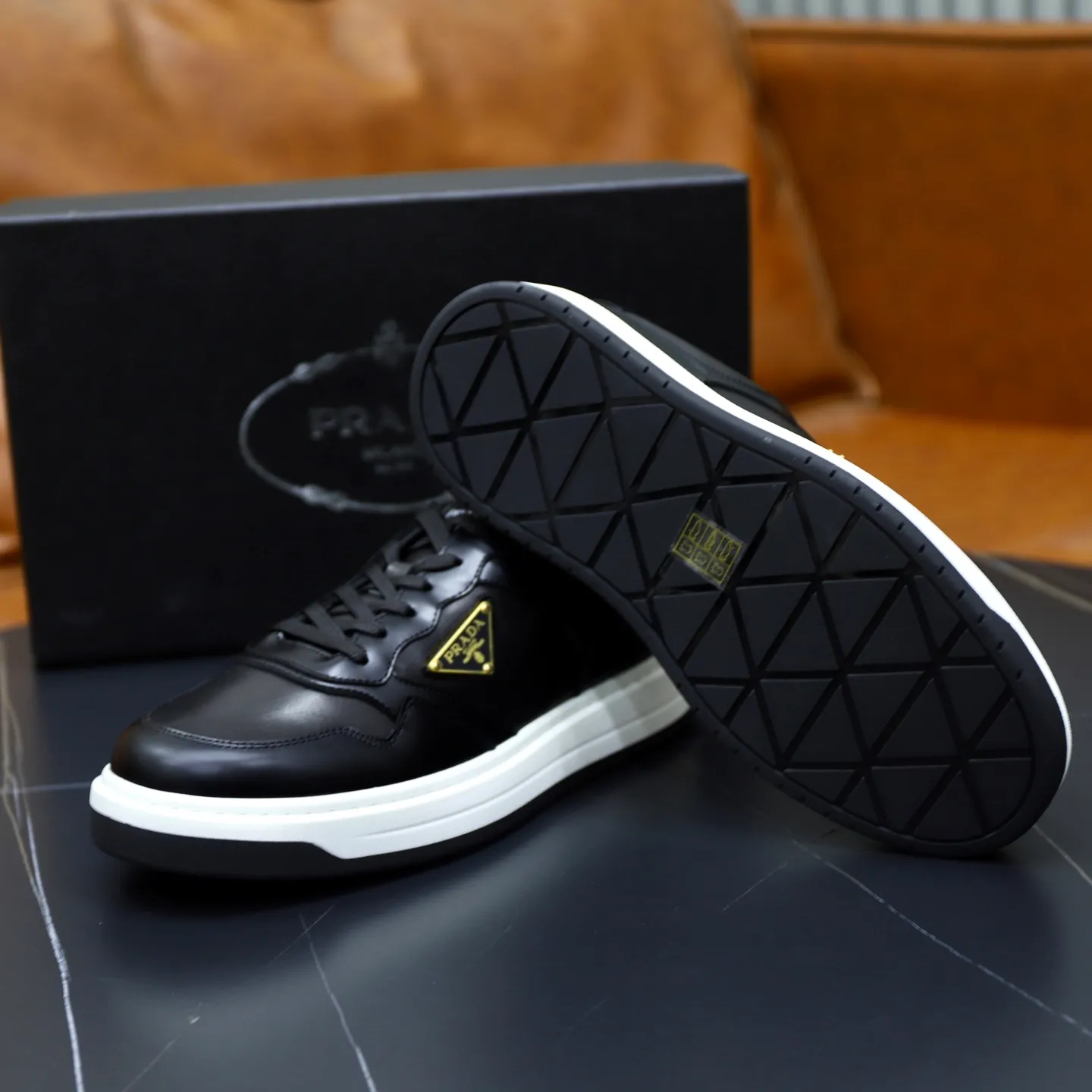 Factory price: 760💰Top original order Brand: PRADA (Prada) Standard code: Men's size 38/44 (45 can be customized) Grade: Same as the official website Material: Original cowhide stitching imported cowhide lining Original combination two-color wear-resistant soft outsole Style category: Leisure and sports version Young fashion European and American trend British style Color: Real picture color